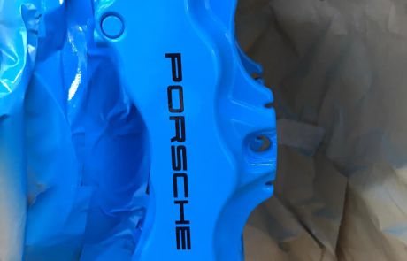 Porsche remklauw laten lakken in het baby blauw