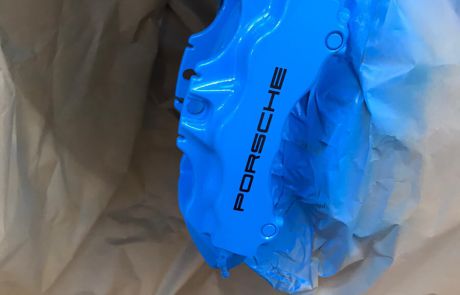 Porsche remklauw laten lakken in het baby blauw